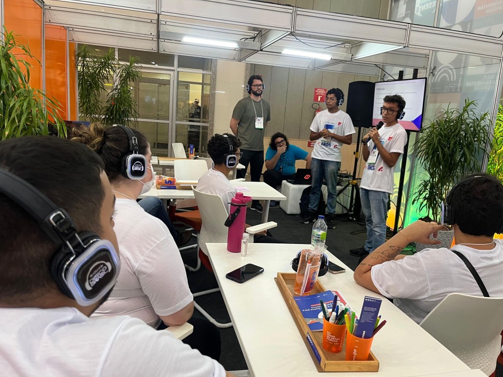 Jovens talentos apresentando seus projetos — curiosidade e vontade de evoluir