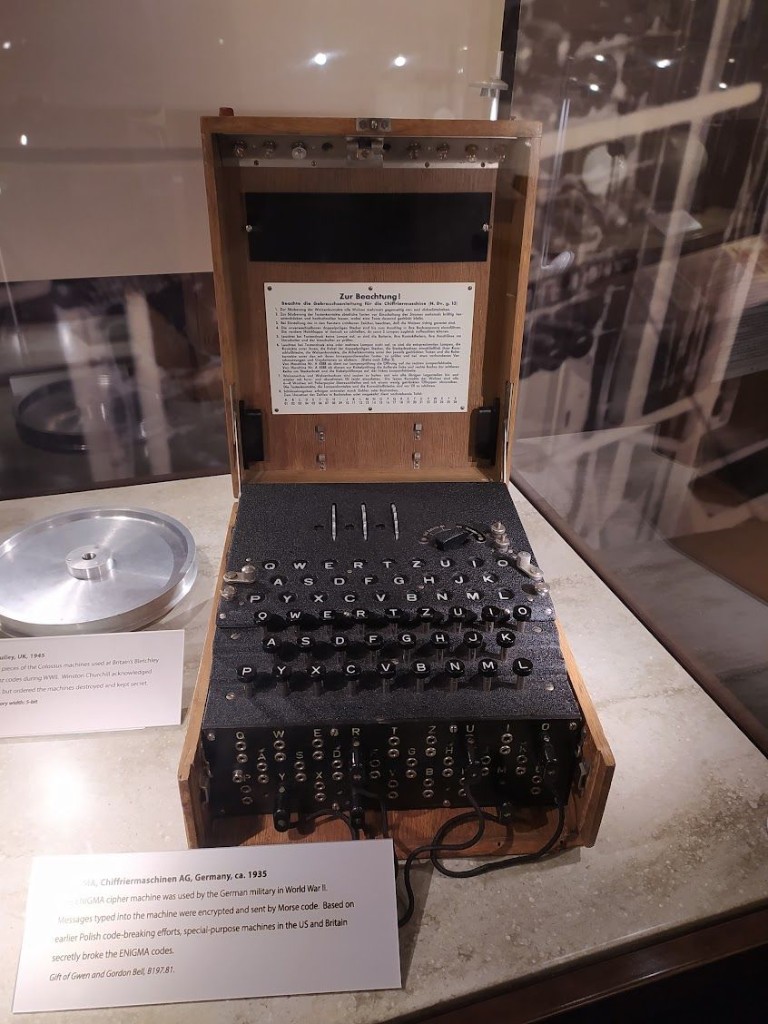 Diante da Enigma, no Museu da História do Computador